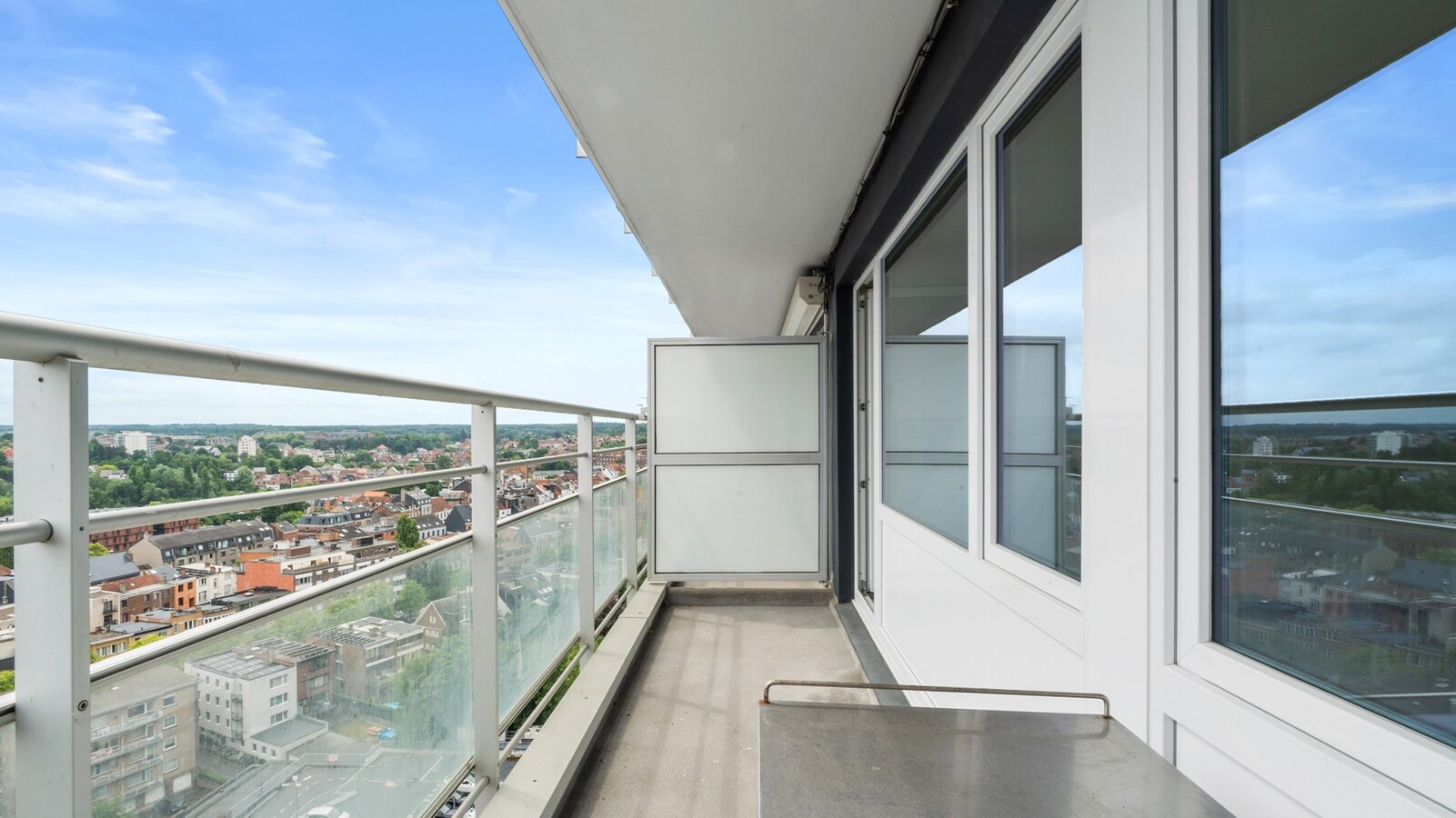 HEVERLEE - grote studio met panoramisch zicht en groot terras 
