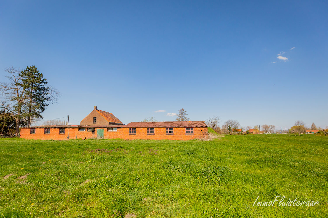 Voyante woning met stalgebouw en aanpalende weiden op 9.599m&#178; 