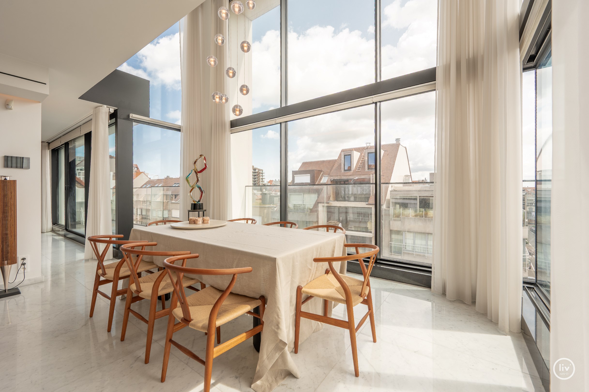 Buitengewone hoekduplex ( 274m&#178;) gelegen vlakbij Zeedijk en het Rubensplein. Ruime garage te koop op de gelijkvloerse verdieping in het gebouw. 