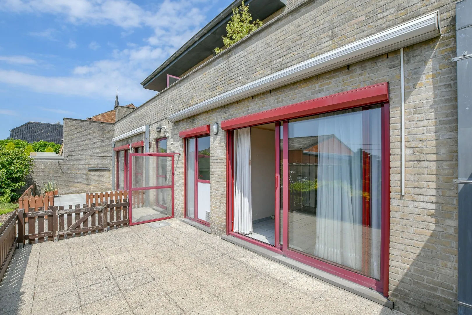 Gelijkvloers appartement met zonnig terras en garage