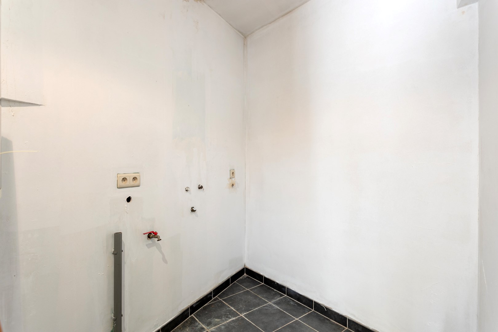 Instapklare woning met 3 slaapkamers, tuin en uitstekende ligging te Halle 
