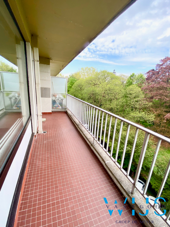 Gerenoveerd 2 slaapkamerappartement met garage te Evergem! 