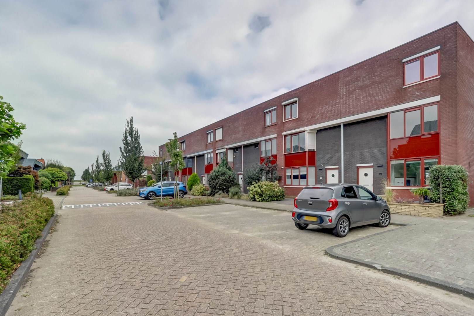 Kopers opgelet! Zonder te klussen te betrekken! Goed onderhouden 4-kamer hoekwoning met 3 ruime slaapkamers, moderne badkamer, ruime tuin op het zuidoosten, 10 zonnepanelen en gelegen op eigen grond! 