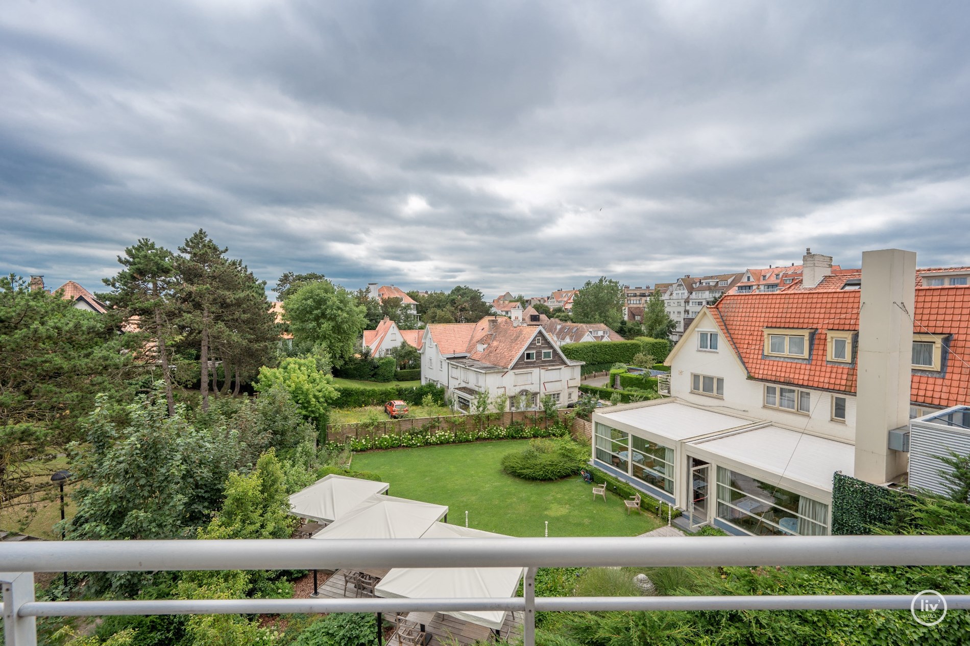 Luxueus gerenoveerd en tevens zuidgericht hoekappartement in een villa residentie te Kustlaan gelegen op 50m van de zeedijk. Open zicht ! garage mogelijk in het gebouw. 