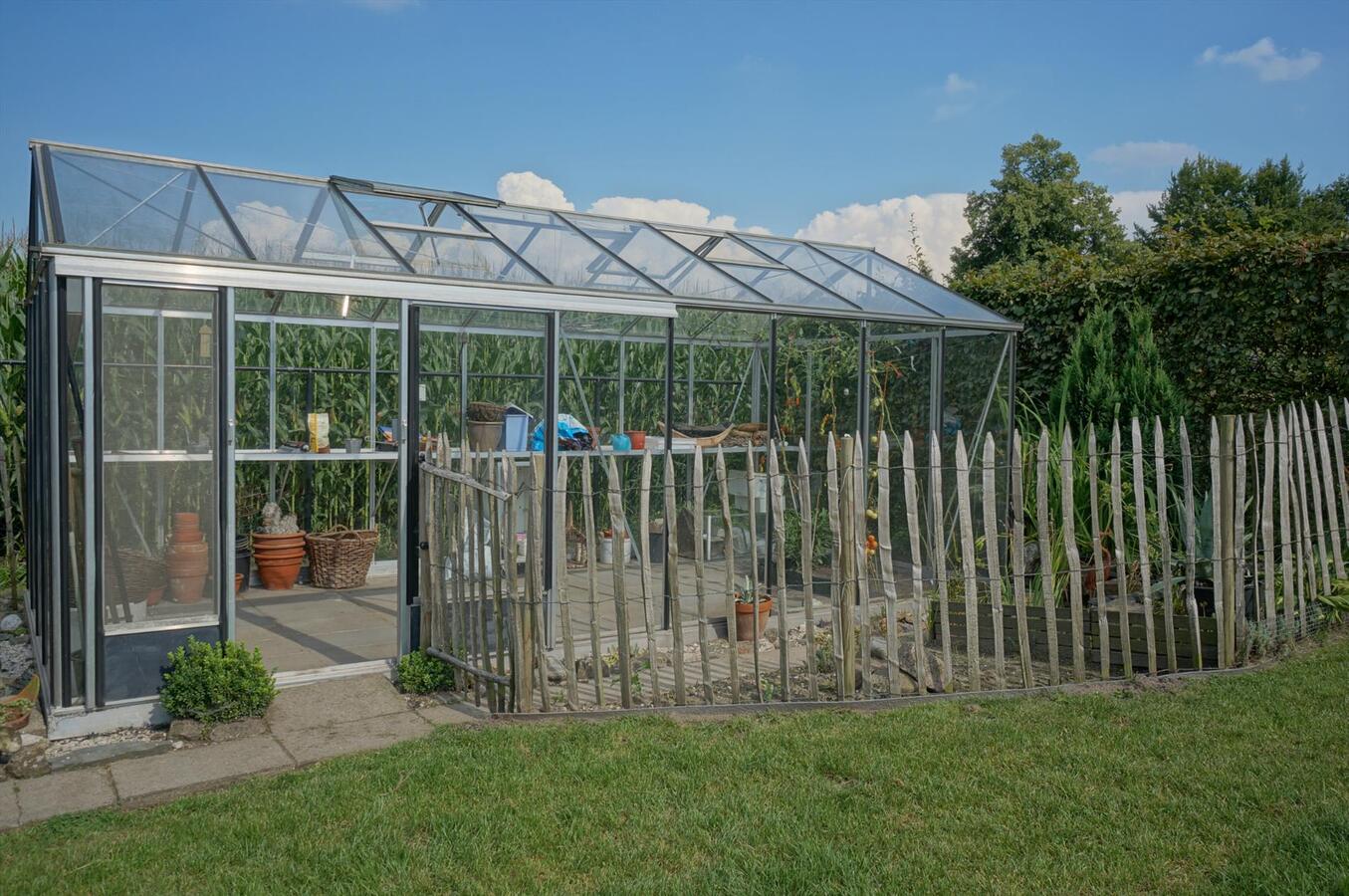 Landhuis met stallen, piste en weide op ca. 3800m&#178; te Neerpelt (Limburg) 