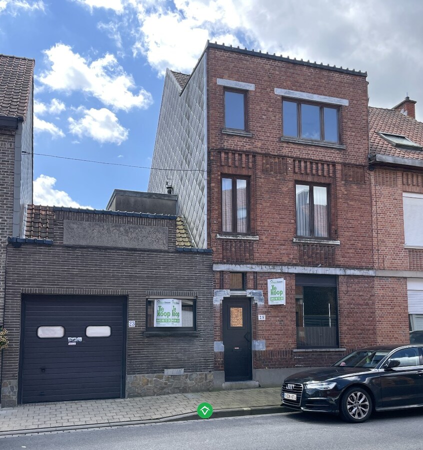 Woning met 3 slaapkamers, zeer grote werkplaats/garage/loods en tuin te Roeselare 