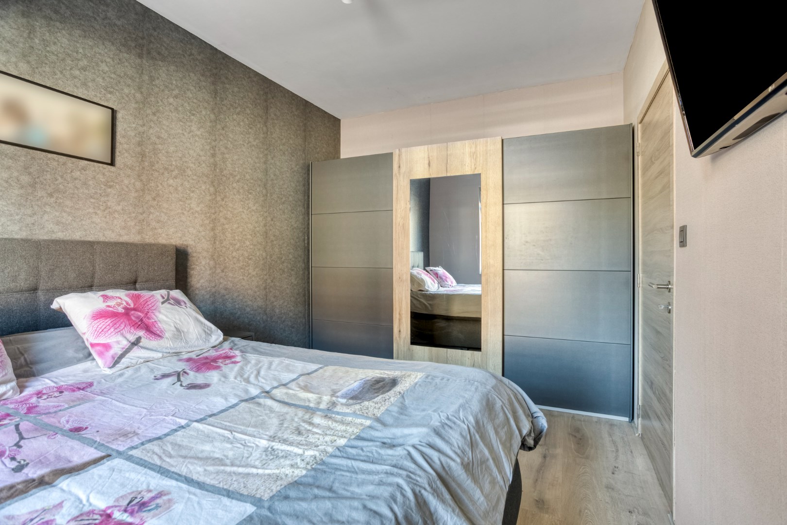 Energiezuinig gelijkvloers 2 slpk. appartement met 2 garages en staanplaats in Leopoldsburg 