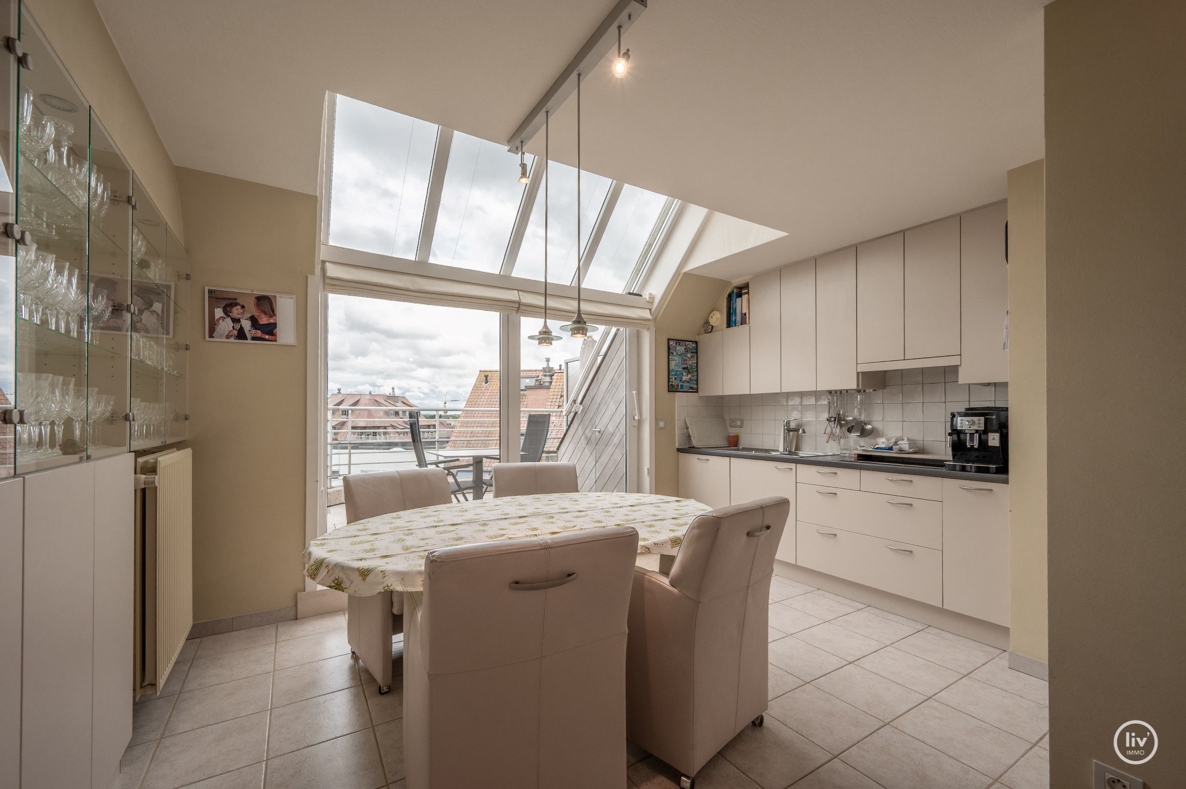 Instapklaar duplexappartement met 2 slaapkamers en grote terrassen (Zijdelings Zeezicht) gelegen op de Lippenslaan. 