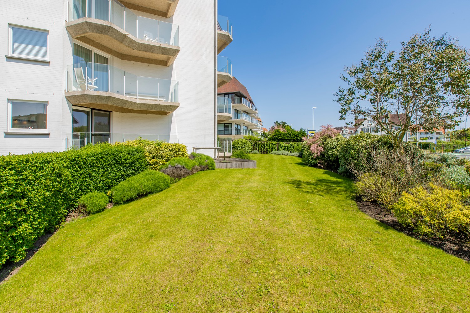 Appartement d&#39;angle lumineux de plus de 180m2, situ&#233; au calme dans une r&#233;sidence villa &#224; quelques pas de la digue plage Albert et du Royal Zoute Tennis Club, &#224; hauteur de la Wandeldijk dans le Zoute. 