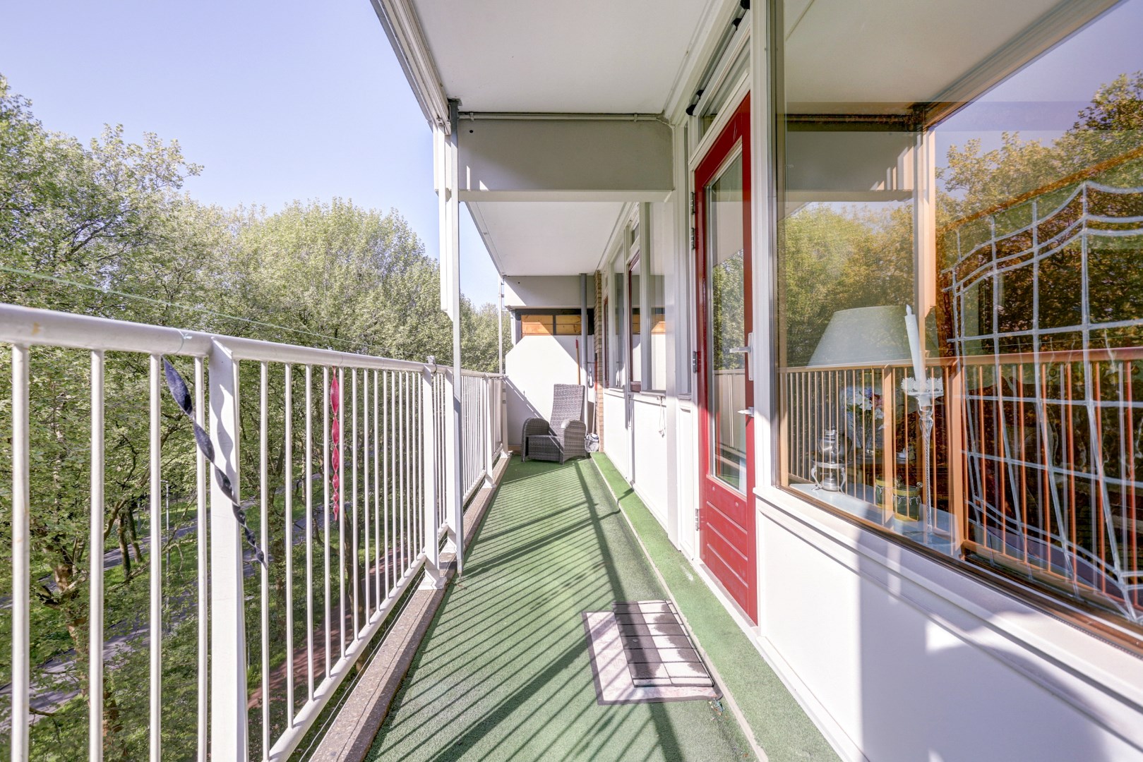Licht 3 (voorheen 4) kamer appartement op de vijfde verdieping met woningbreed balkon! 