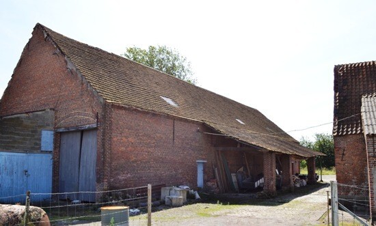 Vierkantshoeve met prachtige schuur en stallingen op ca. 6.000M&#178; te Londerzeel 