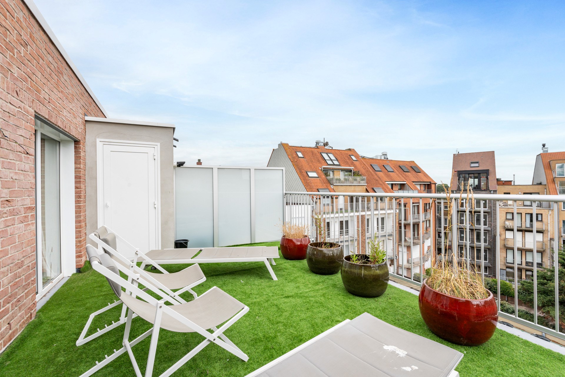 Volledig gerenoveerd 2-kamer PENTHOUSE-appartement te Kustlaan op 50m wandelafstand van de Zeedijk-Albertstrand. 