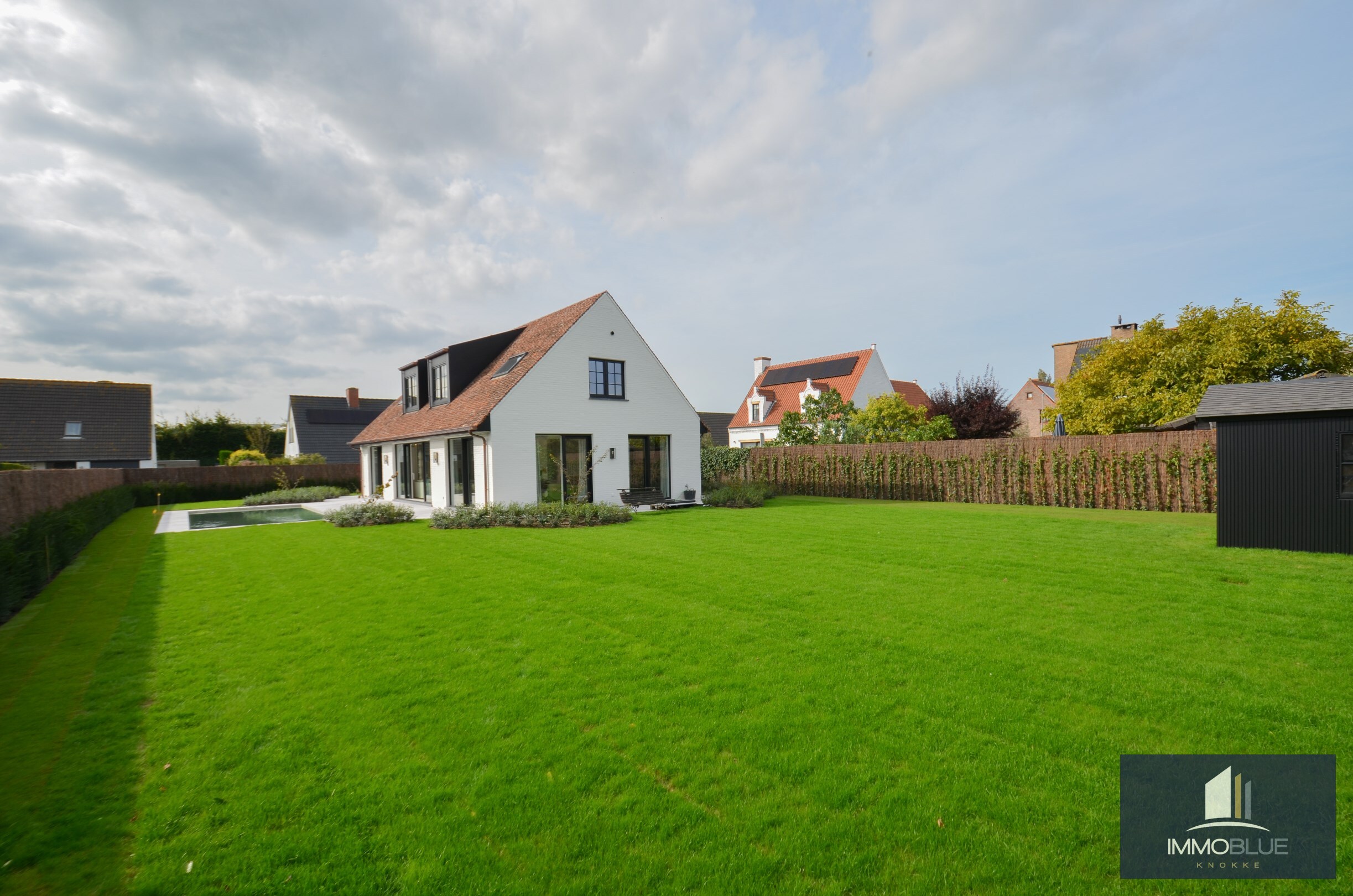 Luxueuse villa enti&#232;rement r&#233;nov&#233;e avec jardin ensoleill&#233; et piscine. 