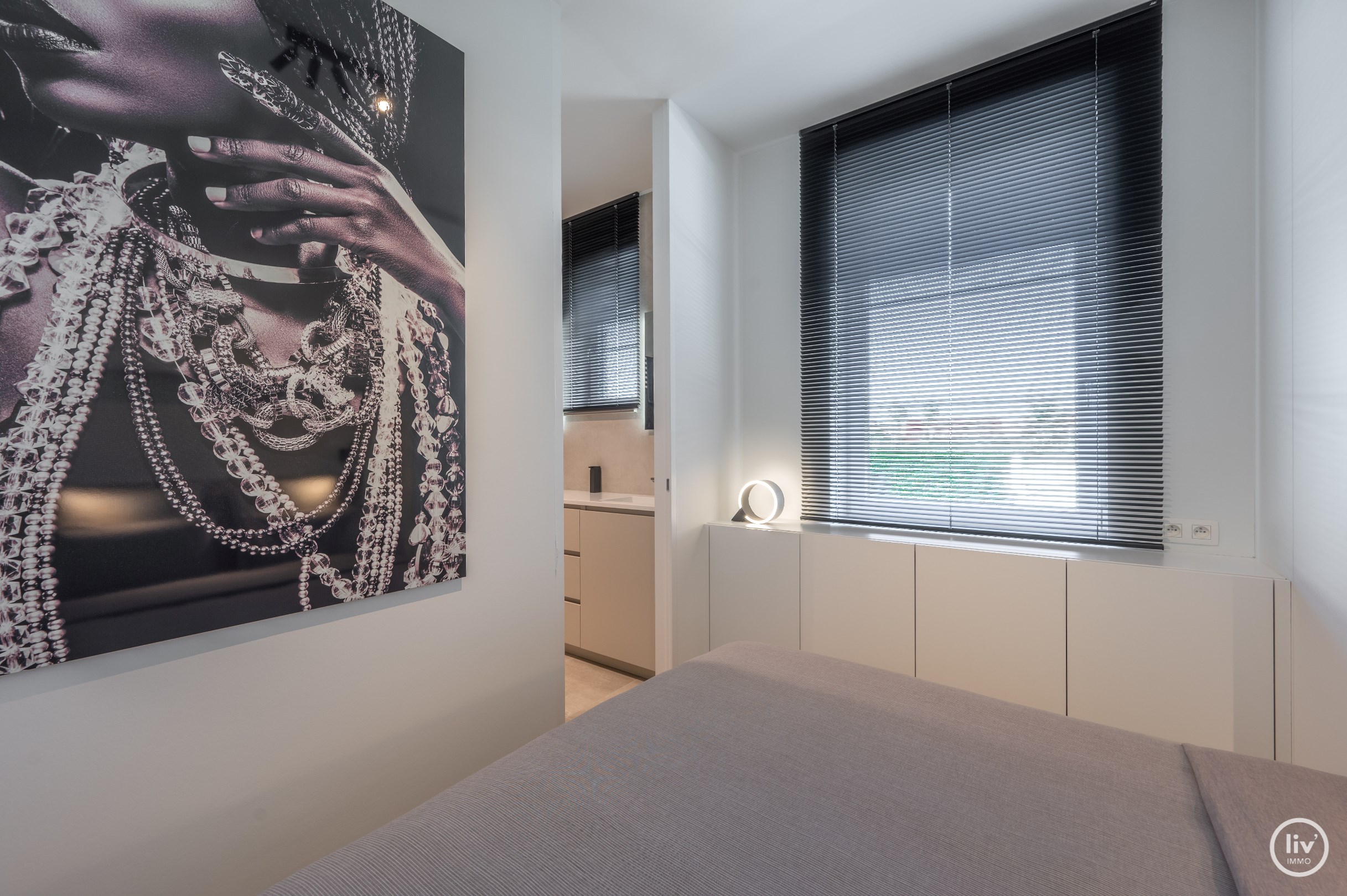 Magnifiek hoekappartement met een zon-geori&#235;nteerde tuin van 150 m&#178; in Duinenwater. Het appartement werd zeer fijn afgewerkt met hoogstaande materialen en is voorzien van alle comfort. 