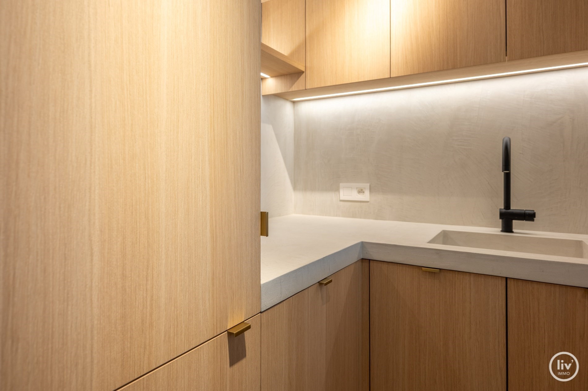 Prachtig gerenoveerd duplex appartement met ruim Westgericht terras gelegen op de Lippenslaan te Knokke. 