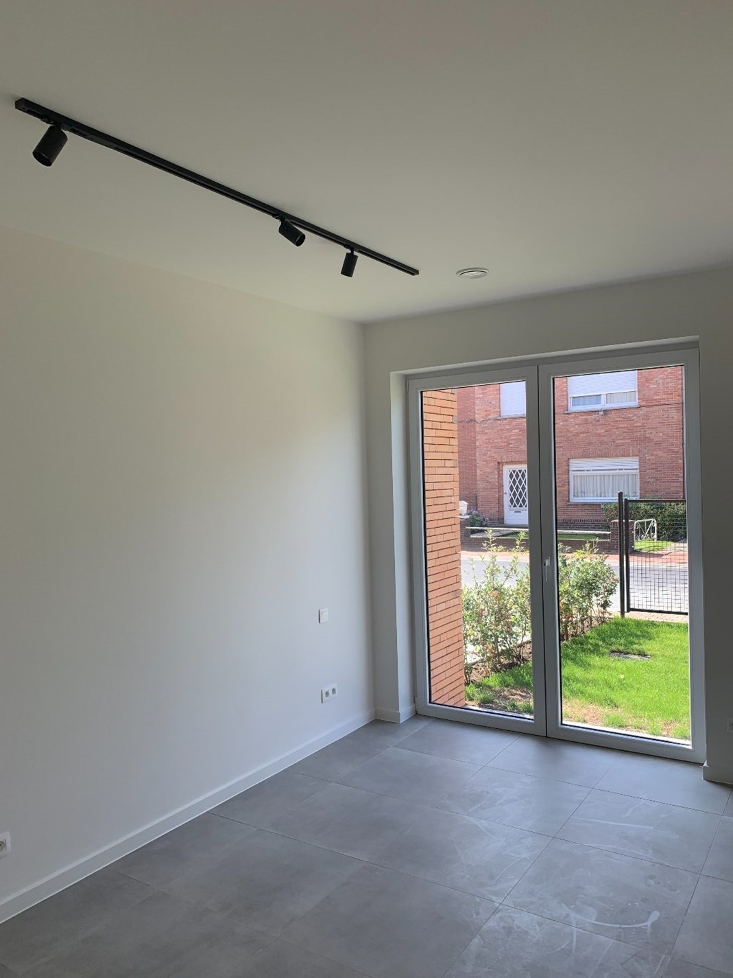 Rustig gelegen 2-slaapkamer appartement met open staanplaats 