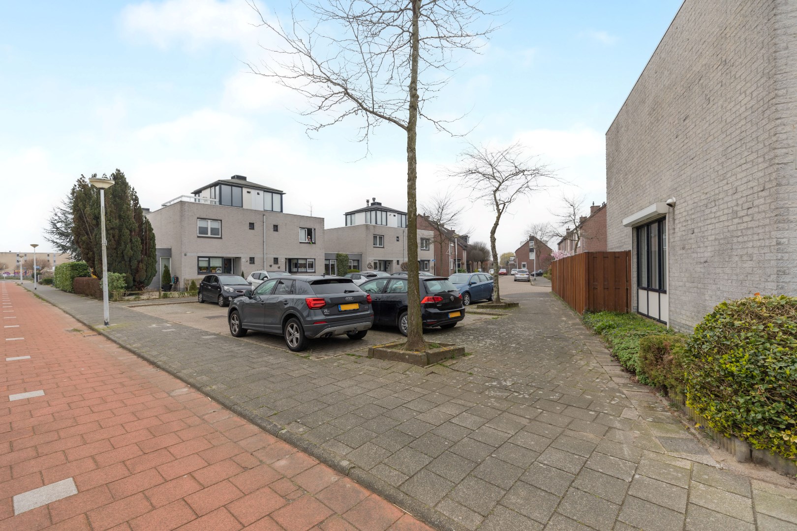 Hoekwoning op prettige locatie in de wijk Molenvliet, met aan de voorzijde vrij uitzicht over de singel. 