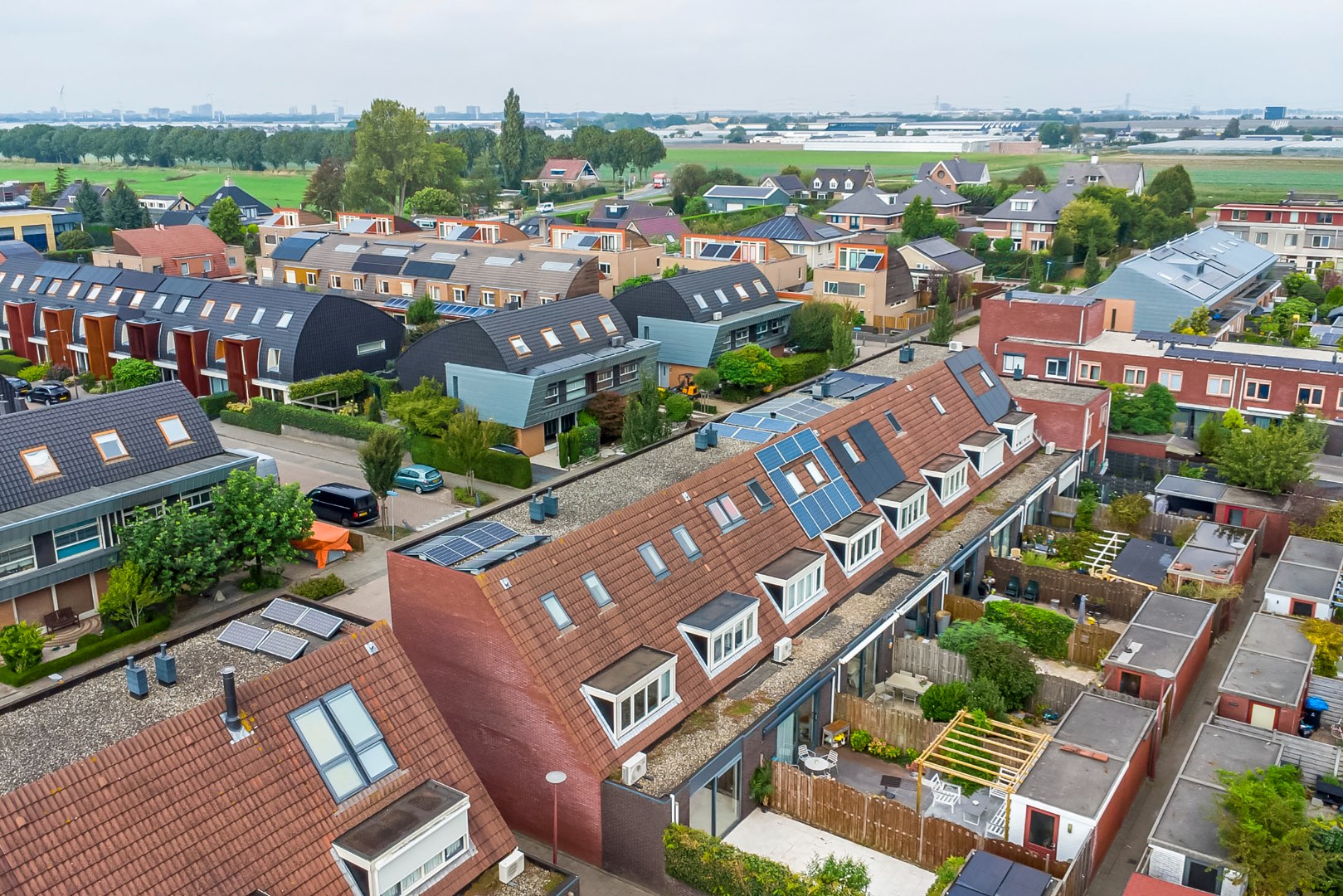 Kopers opgelet! Zonder te klussen te betrekken! Goed onderhouden 4-kamer hoekwoning met 3 ruime slaapkamers, moderne badkamer, ruime tuin op het zuidoosten, 10 zonnepanelen en gelegen op eigen grond! 