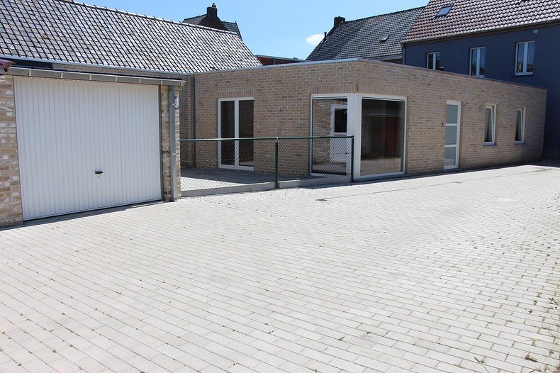 Gelijkvloers appartement met terras en garage te Koekelare 