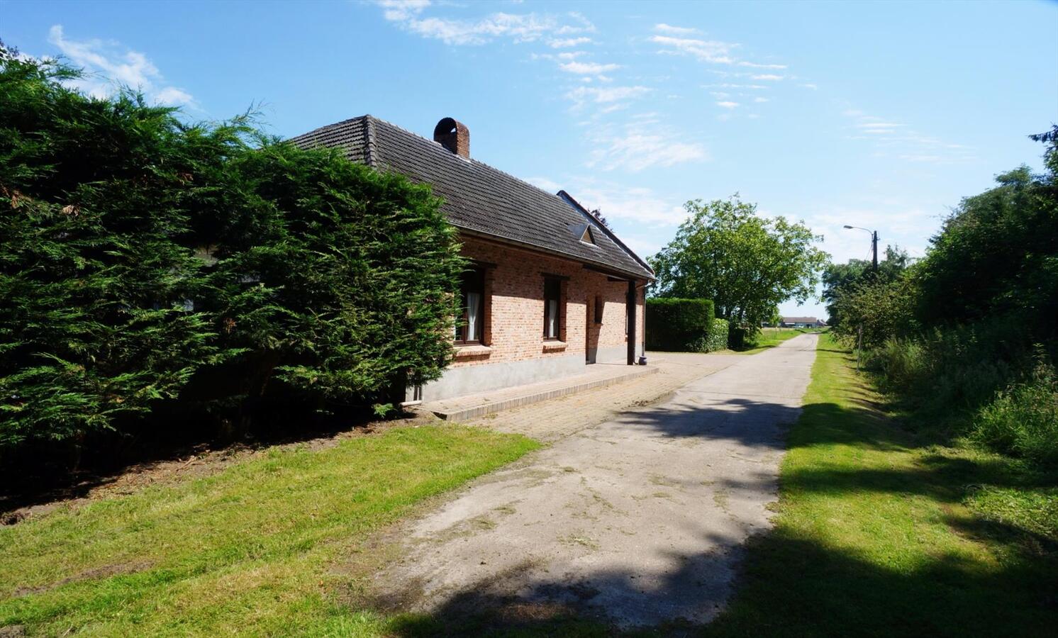 Rustig gelegen landhuis met bijwoning en ruime schuur op ca. 1,4 ha te Weelde (Ravels) 