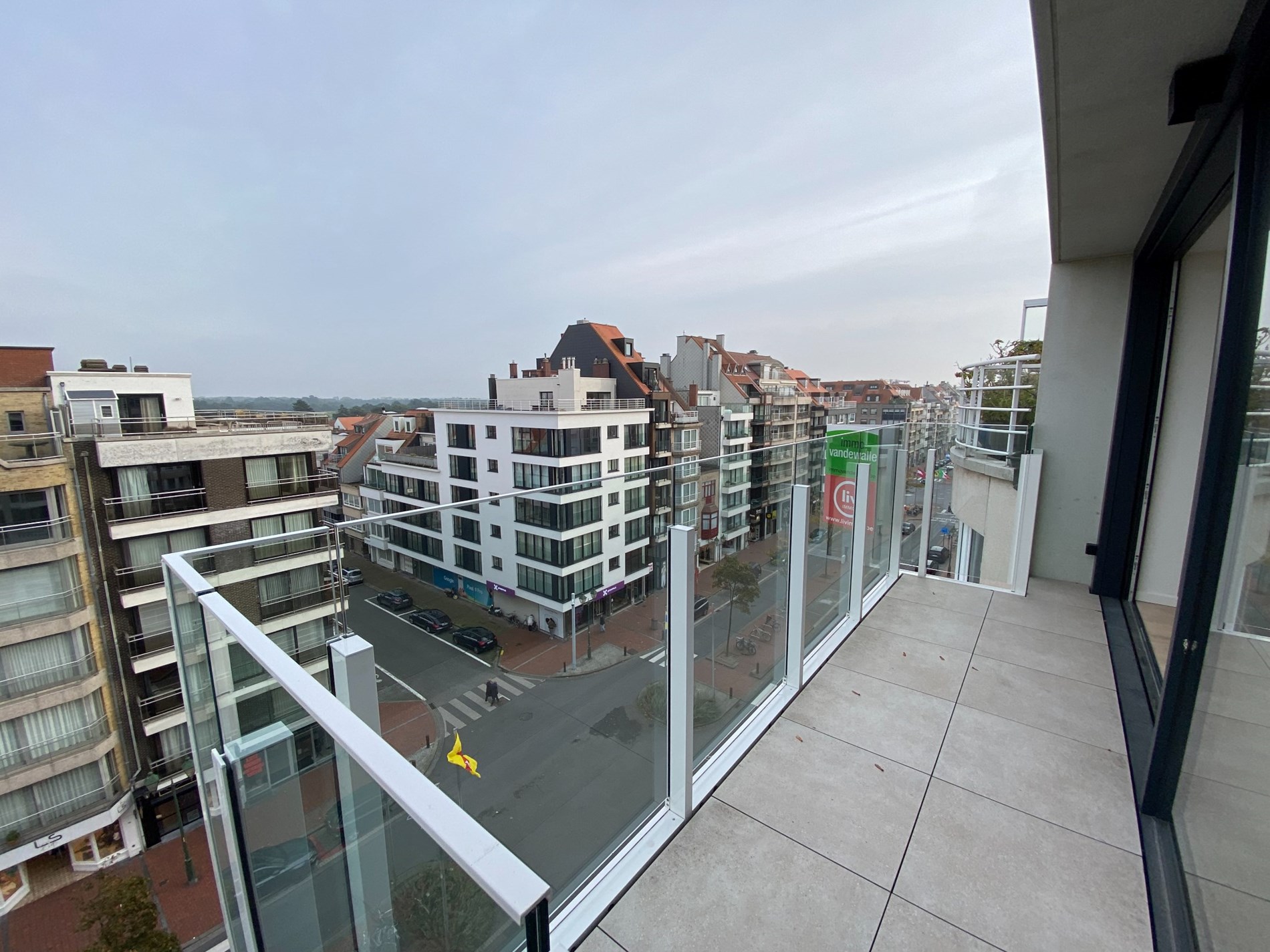 Non-meubl&#233; - Appartement neuf avec 2 chambres situ&#233; sur la Lippenslaan &#224; Knokke (enti&#232;rement peint). 