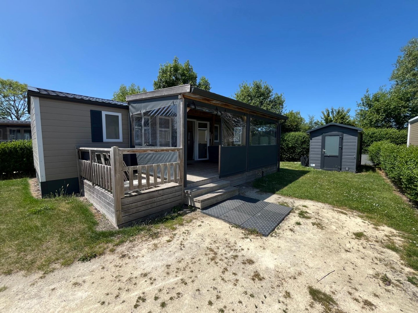 Zeer net, vrijwel nieuw vakantie-chalet (nr. JD12) aan de rand het Vakantiepark In de Bongerd te Oostkapelle, op loopafstand van het gezellige centrum van het dorp en natuurgebied de Manteling met aan 
