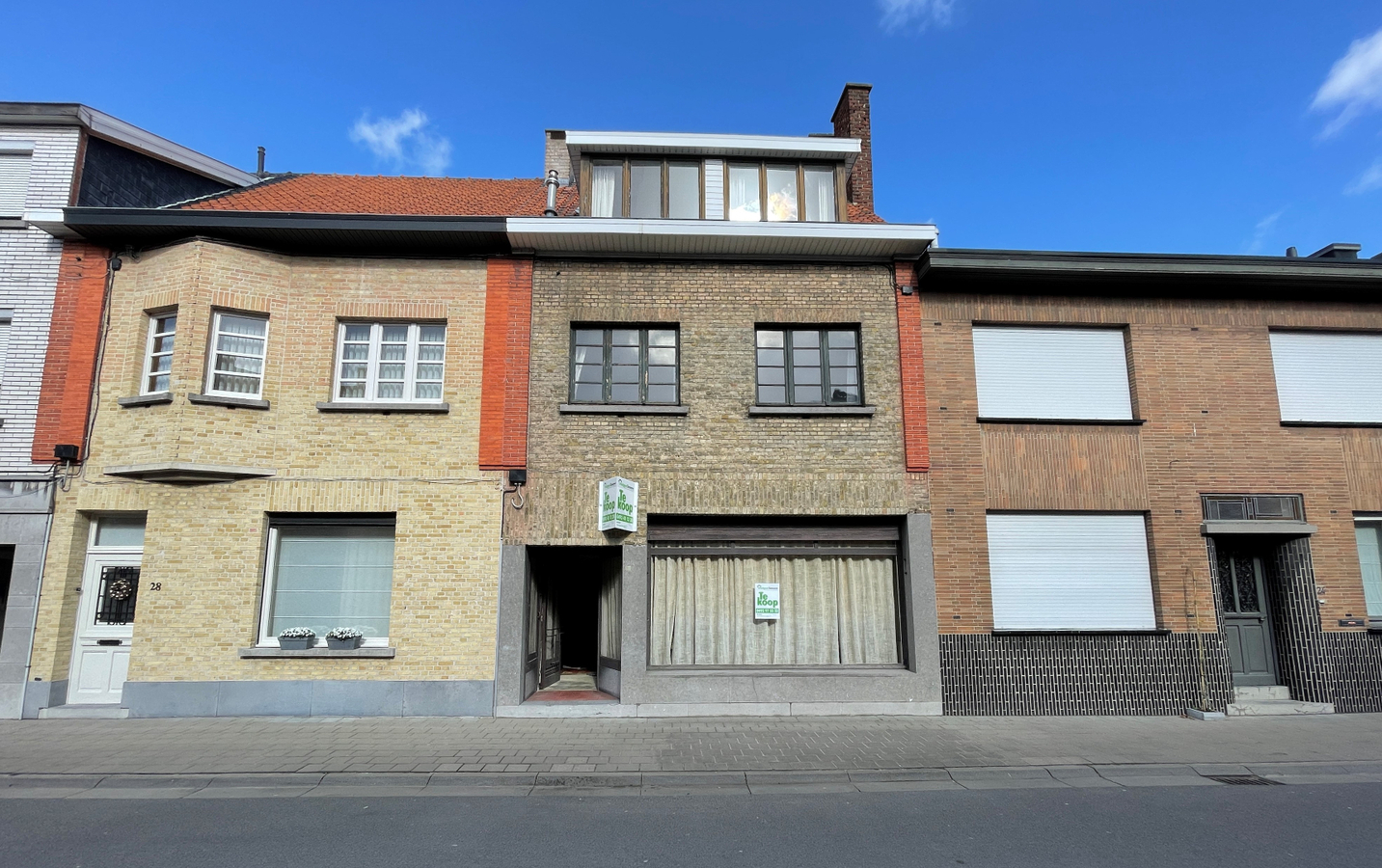 Ruime, te renoveren rijwoning met 5 slaapkamers en tuin te Roeselare 