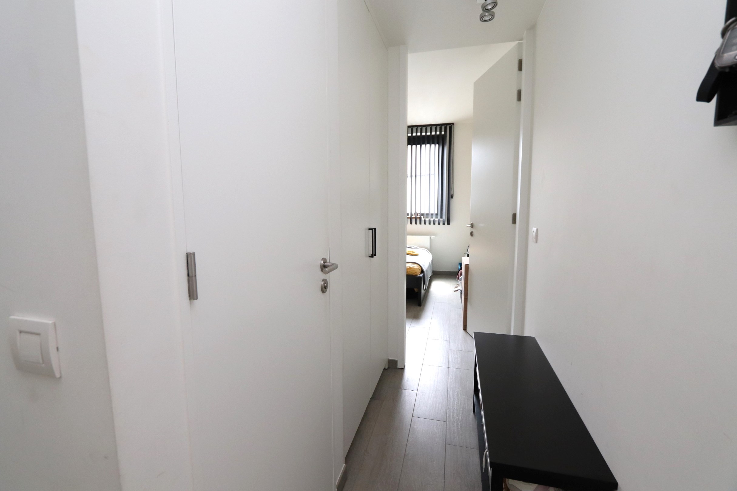 INSTAPKLAAR APPARTEMENT MET 2 SLAAPKAMER EN GARAGE 