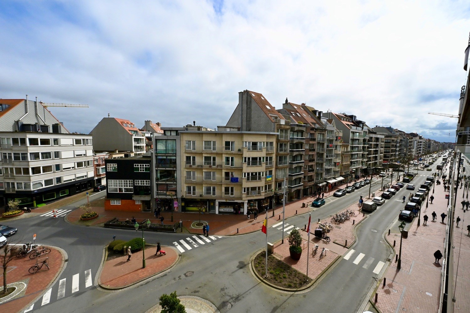 ONGEMEUBELD - Woonappartement in een rustige residentie, op de Lippenslaan (10m fa&#231;ade!). 