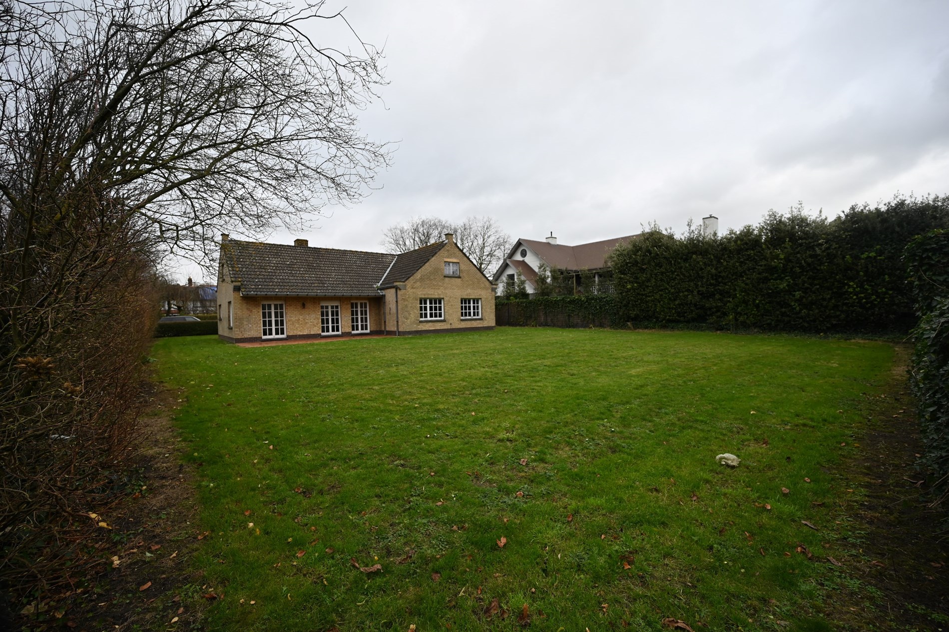 Villa paisiblement situ&#233;e sur un magnifique terrain de 937 m&#178; dans un quartier r&#233;sidentiel proche des routes d&#39;acc&#232;s et &#224; quelques minutes en voiture du centre de Knokke et du Zoute. 