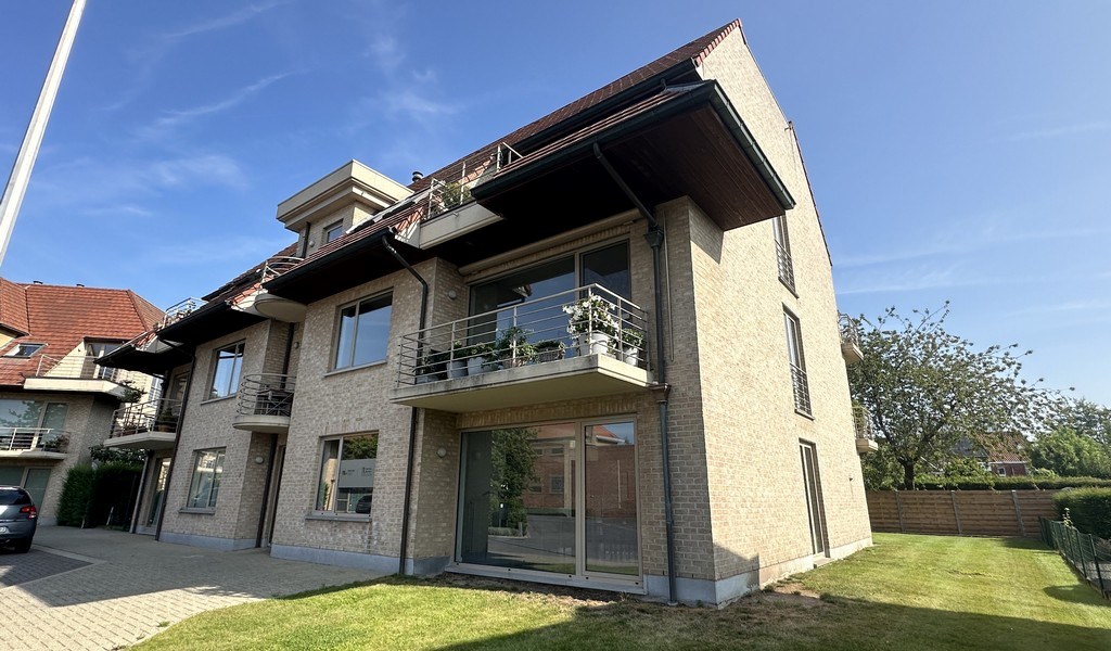 Lichtrijke kantoor- of praktijkruimte met terras te huur in Drongen