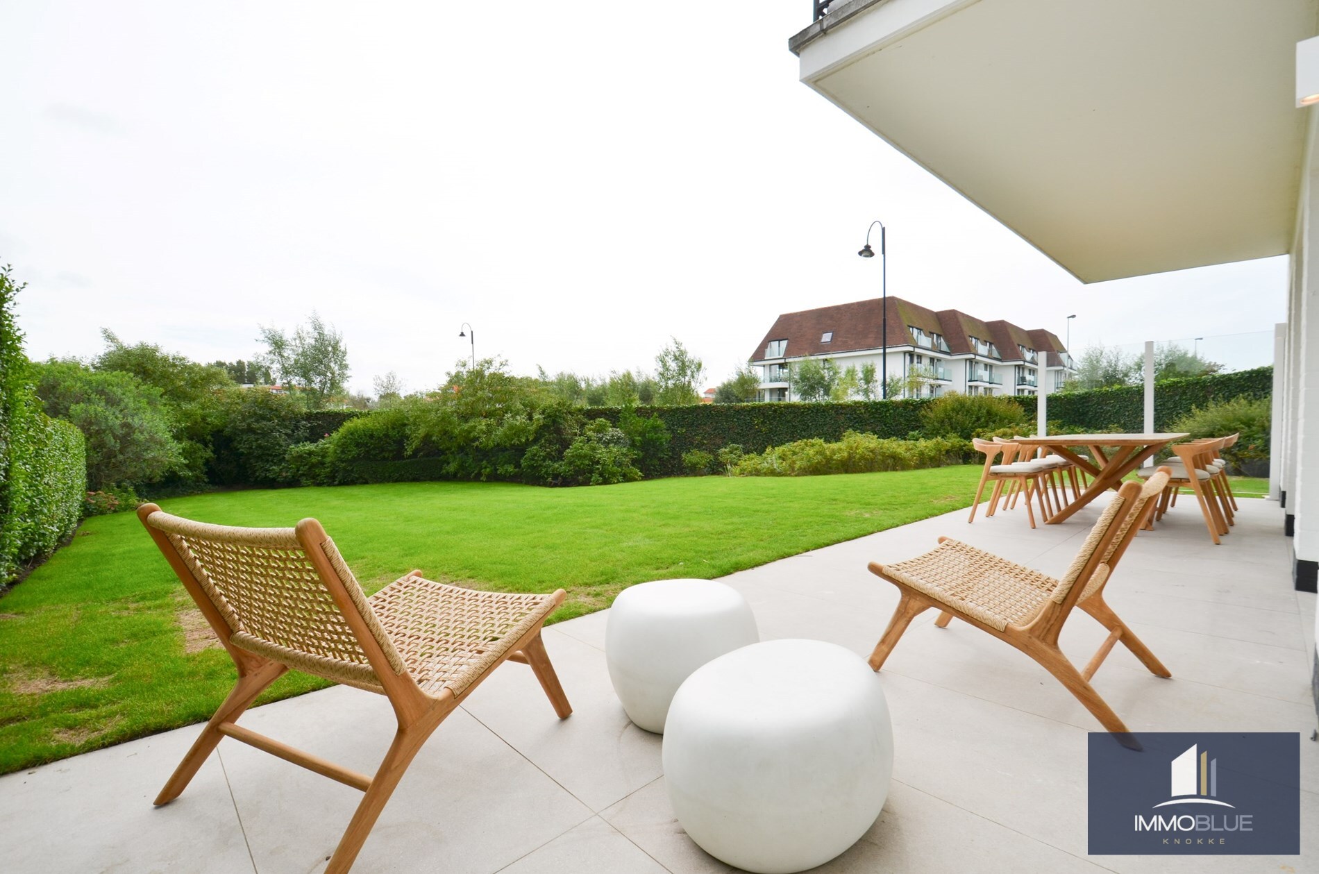 Uitzonderlijk hoekappartement met een zuid gerichte tuin gelegen in een villaresidentie in het Zoute. 