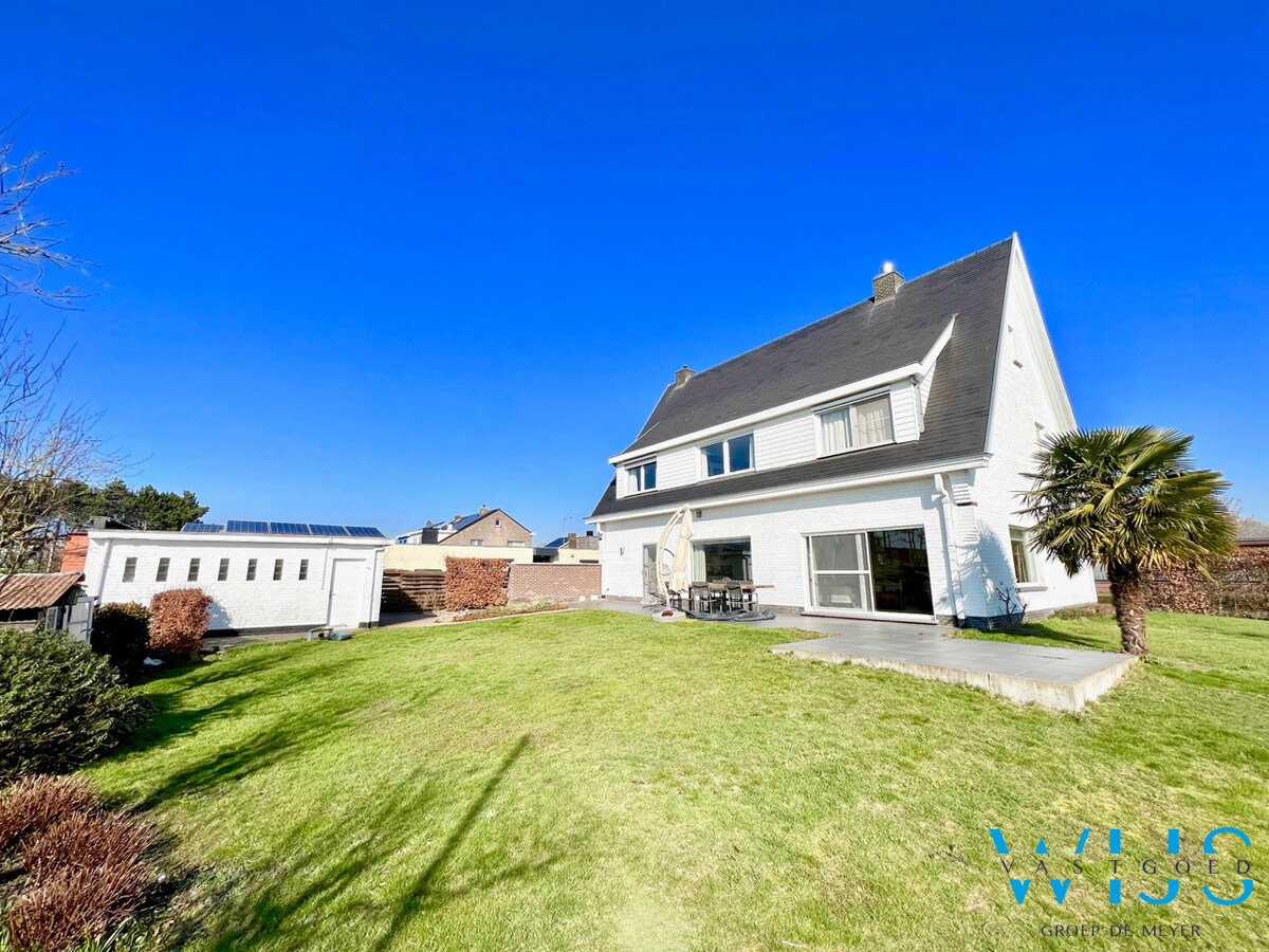 Statig woonhuis op 1104 m&#178; in het centrum van Sleidinge ! 