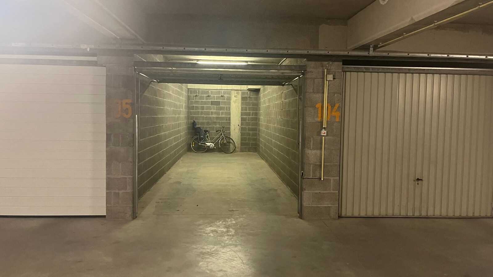 Goed gelegen dubbele priv&#233;-garagebox in de Residentie Plaza I 