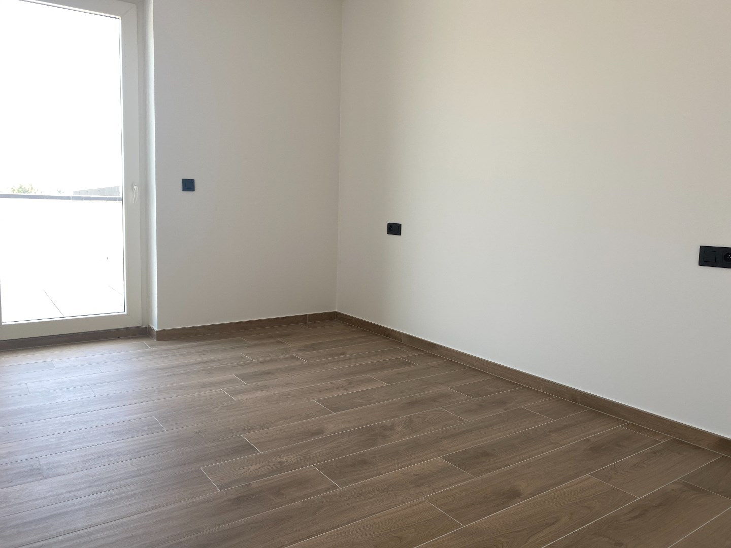 Nieuwbouw luxe appartement op de eerste verdieping met 2 grote terrassen, 2 slaapkamers en mogelijkheid om een garage bij te huren. 