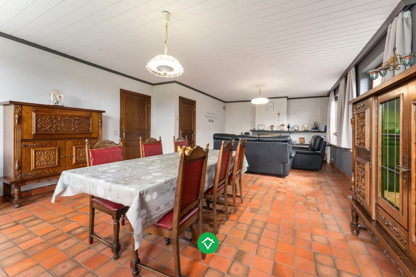 Alleenstaande woning met drie slaapkamers en dubbele inpandige garage te huur 