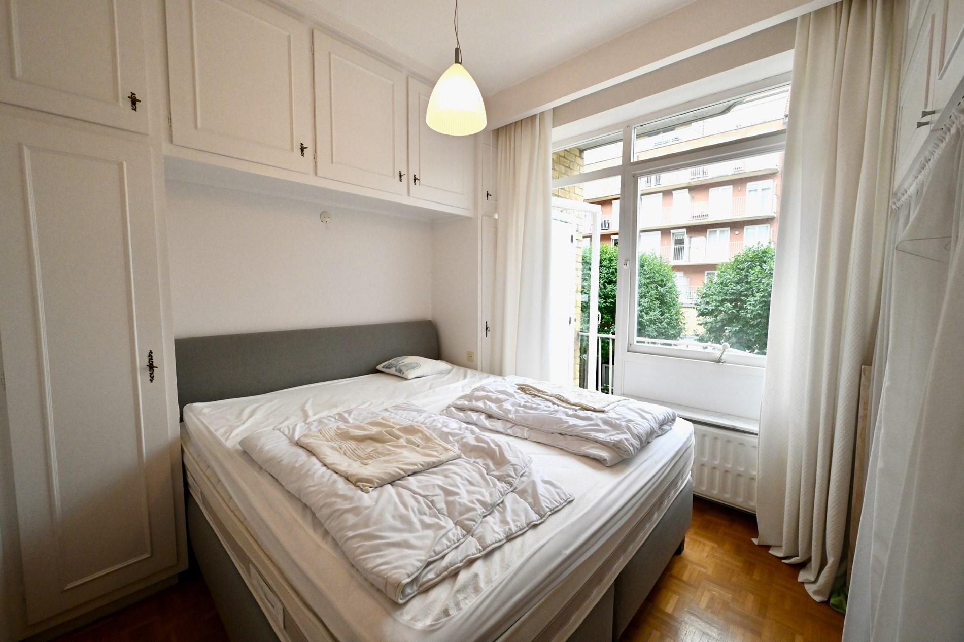 Meubl&#233;: Appartement lumineux d&#39;une chambre situ&#233; du c&#244;t&#233; ensoleill&#233; de l&#39;avenue des Rois. 