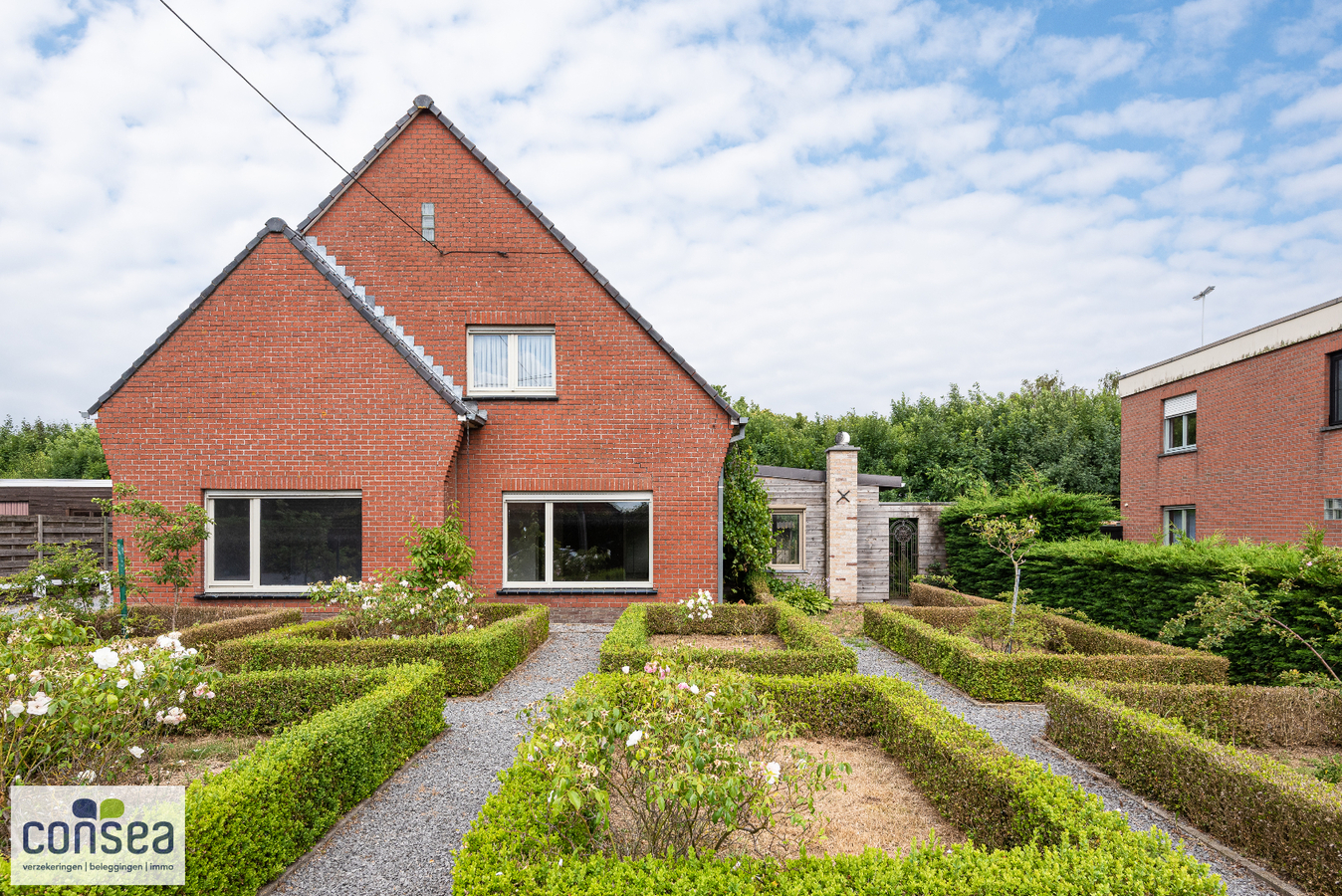 Ruime woning met 4 slaapkamers en dubbele garage 