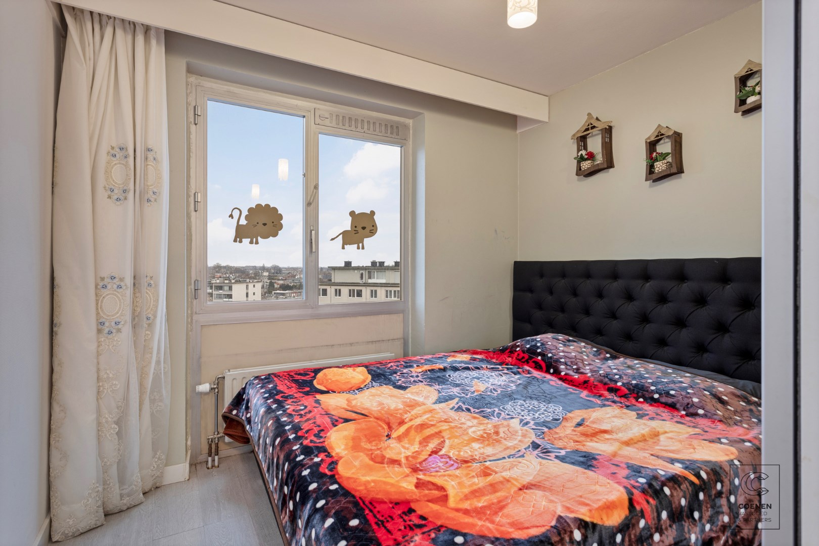 Instapklaar appartement met een bew opp van 90m&#178;, 2 slpk&#39;s en zonnig terras te Borgerhout. 