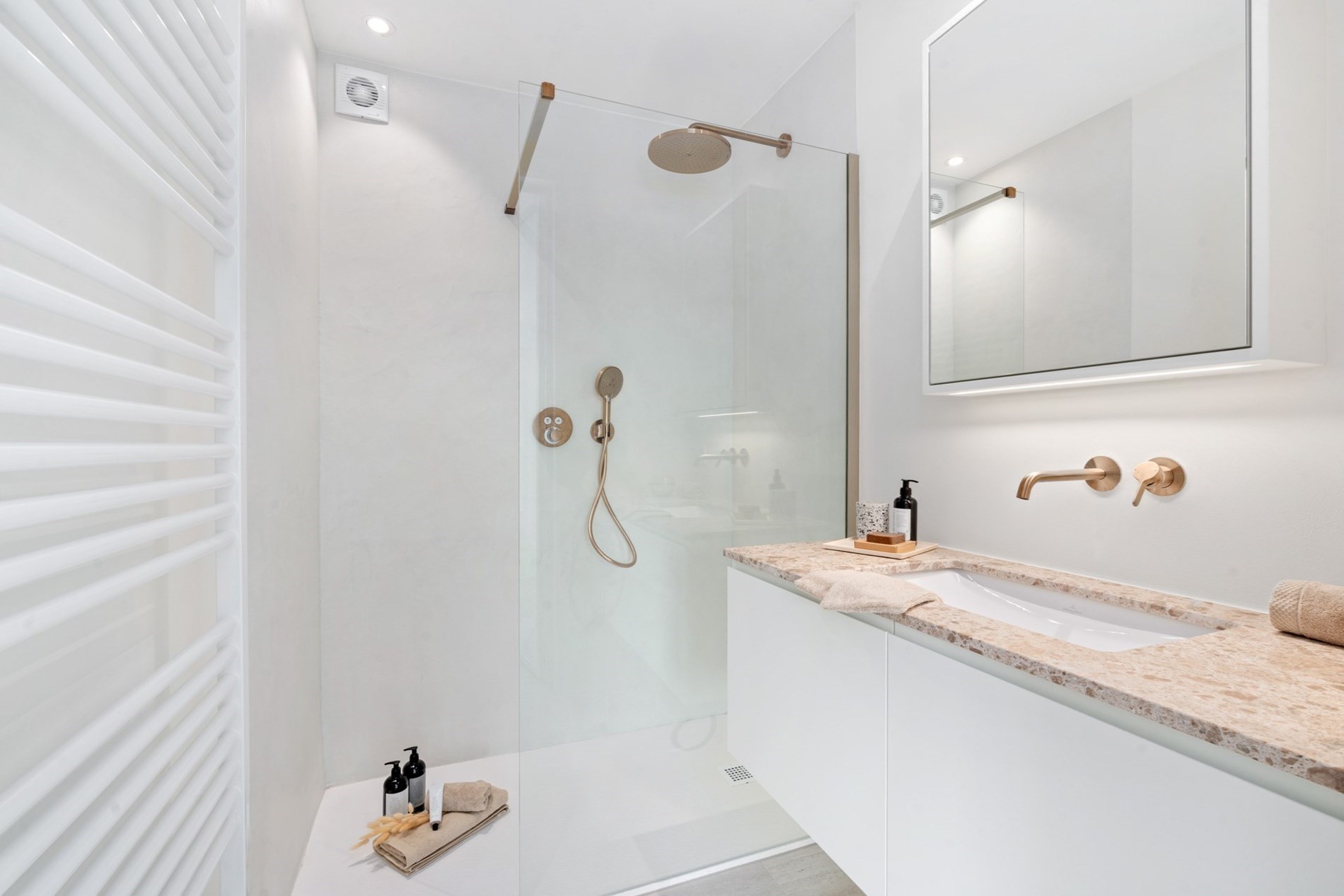 Appartement enti&#232;rement r&#233;nov&#233; b&#233;n&#233;ficiant d&#39;une vue panoramique sur la digue de Duinbergen ! (possibilit&#233; d&#39;achat d&#39;un garage) 