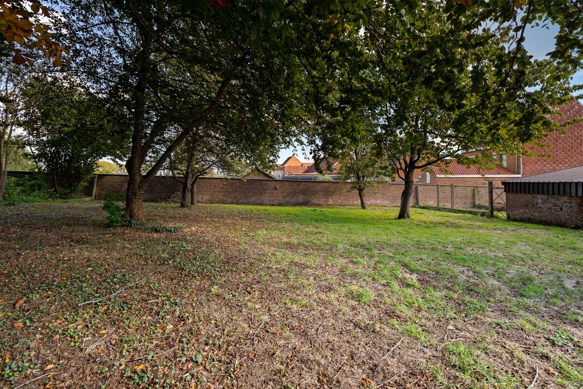 Karaktervolle herenwoning met ommuurde tuin te Ophasselt 