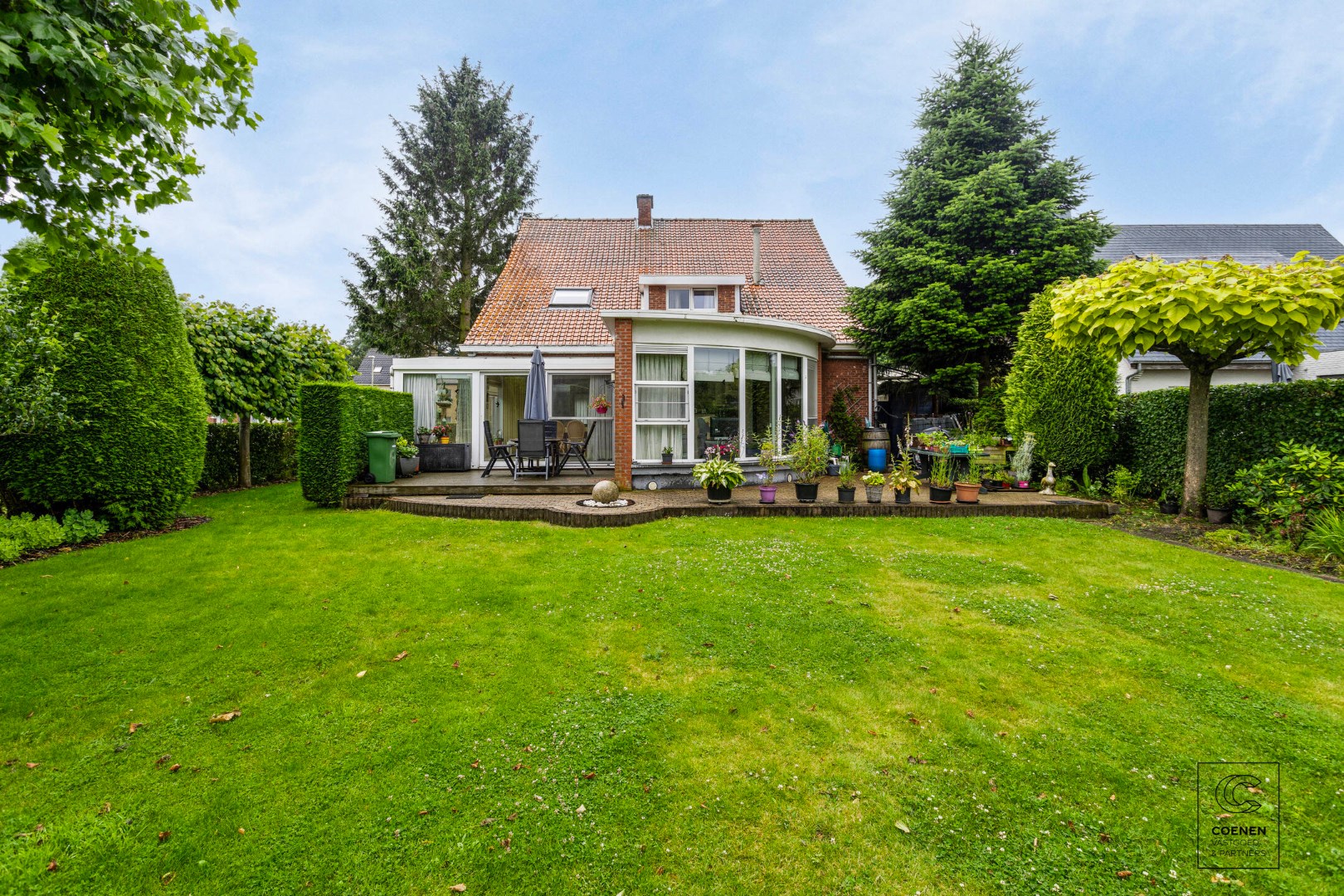 Ruime woning met bew. opp. van 250 m&#178;, 4 slpk&#39;s op 1405 m&#178; op een schitterende locatie te Wijnegem! 