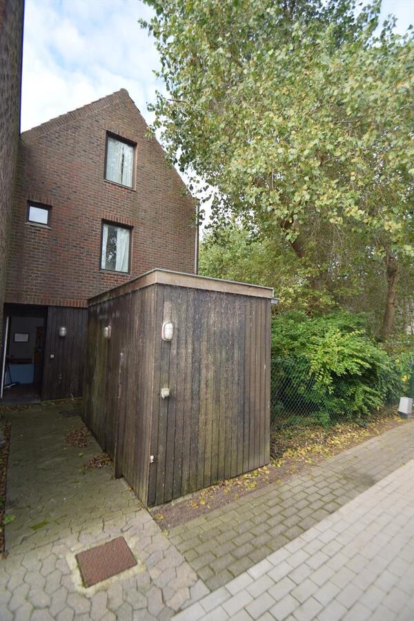 Op te knappen woning met ernaast lot grond langsheen Albert I-laan 