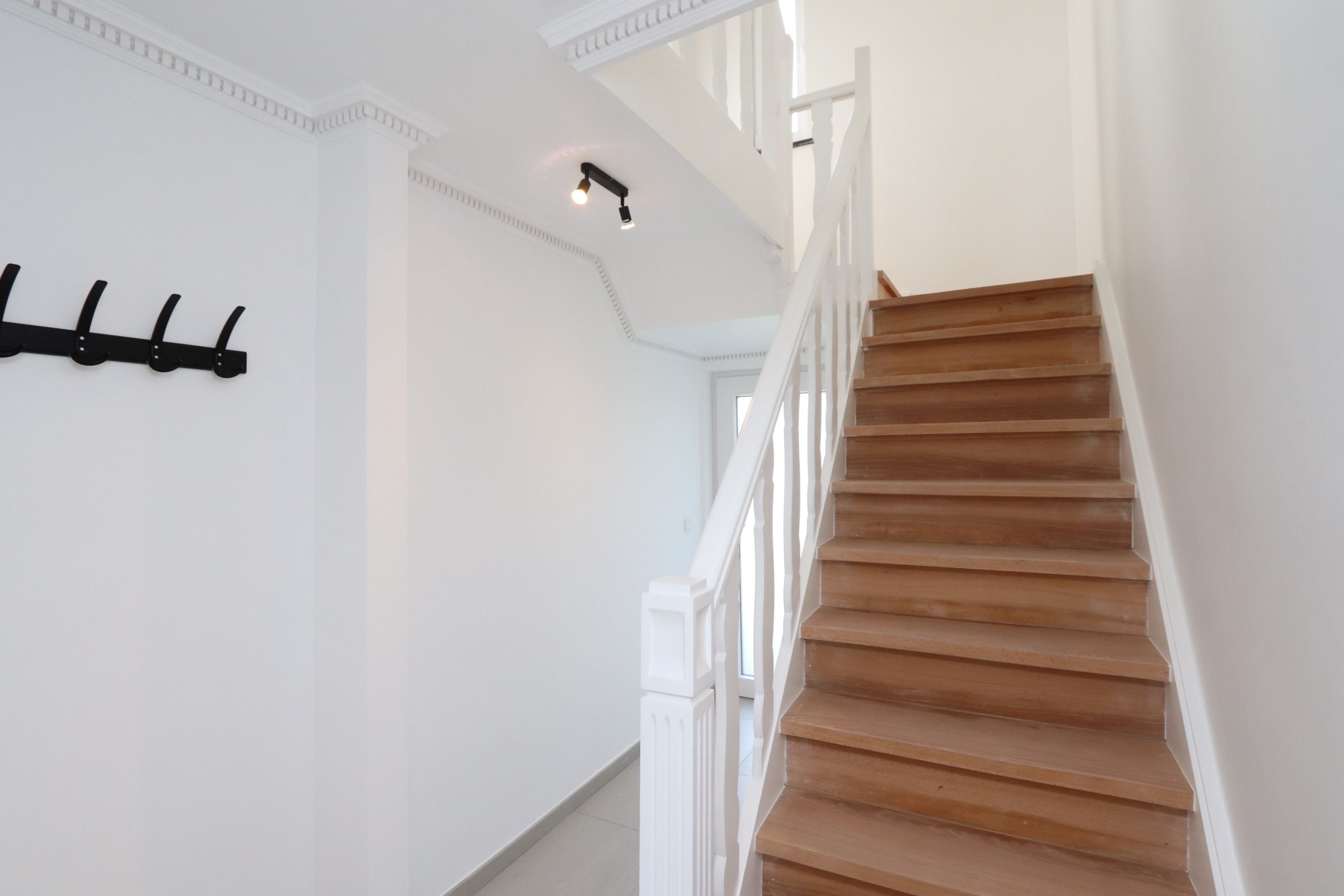 GERENOVEERDE WONING MET 3 SLAAPKAMERS EN TUIN 