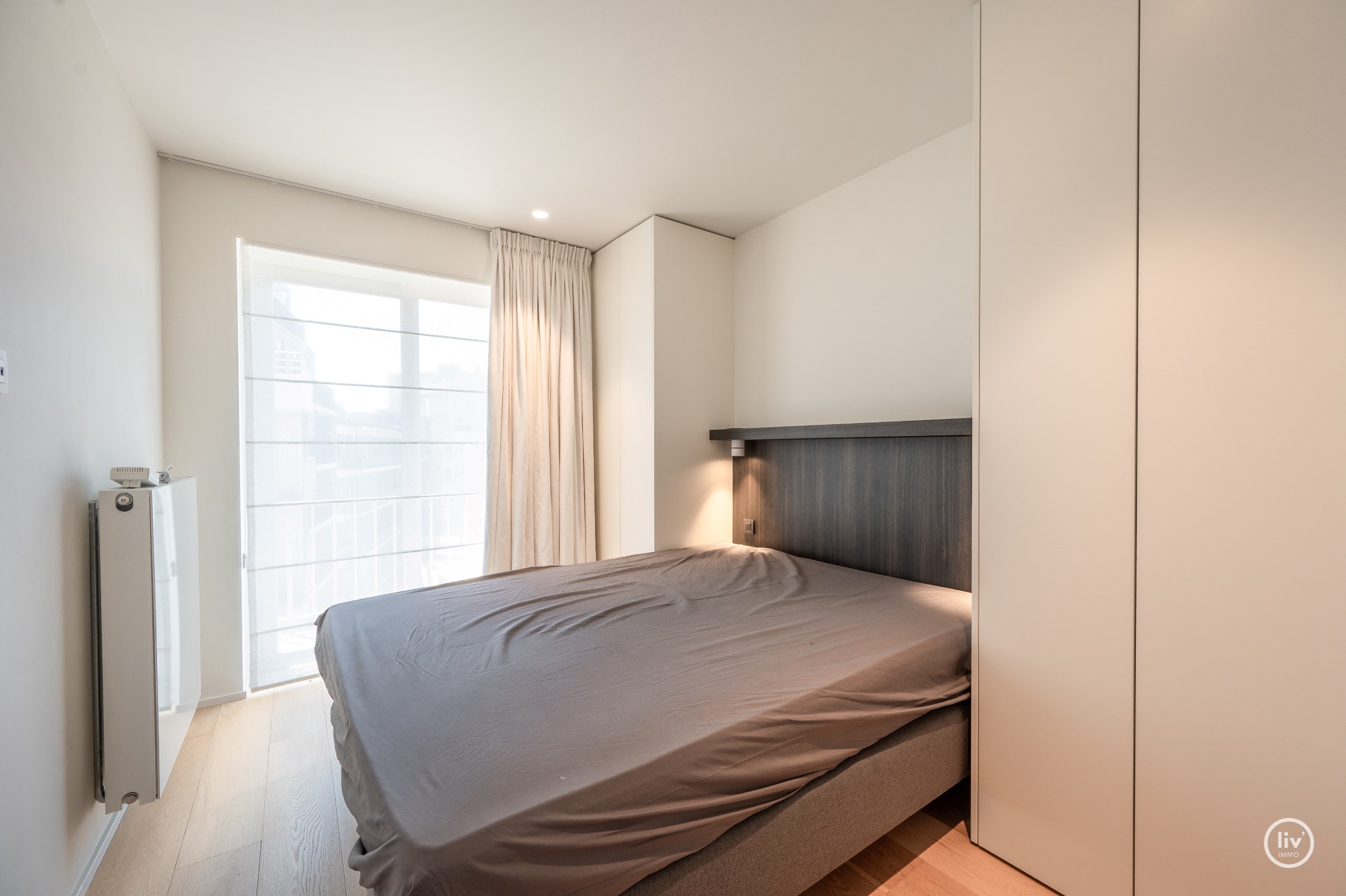 Recent vernieuwd en stijlvol afgewerkt appartement met drie slaapkamers, gelegen op een topligging met zijdelings zeezicht. 