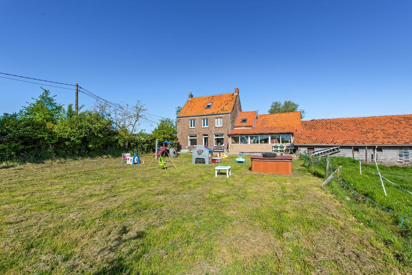 Alleenstaand landhuis met stallen op 2,2 HA te Eernegem 