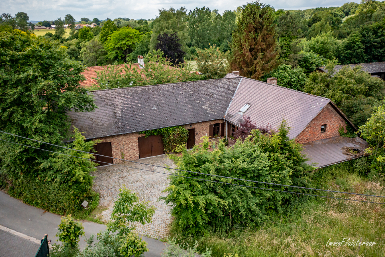 Woonst met bijgebouwen en weilanden op ca. 3,5ha 