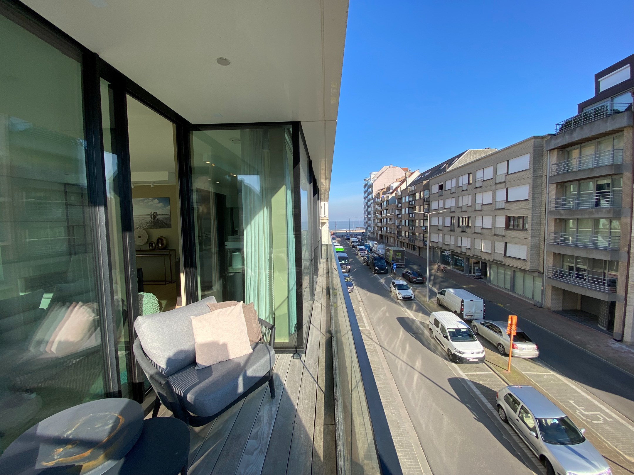 MEUBL&#201; - Appartement spacieux et lumineux avec 3 chambres situ&#233; sur l&#39;avenue Paul Parmentier &#224; Knokke, VUE PARTIELLE SUR LA MER. 