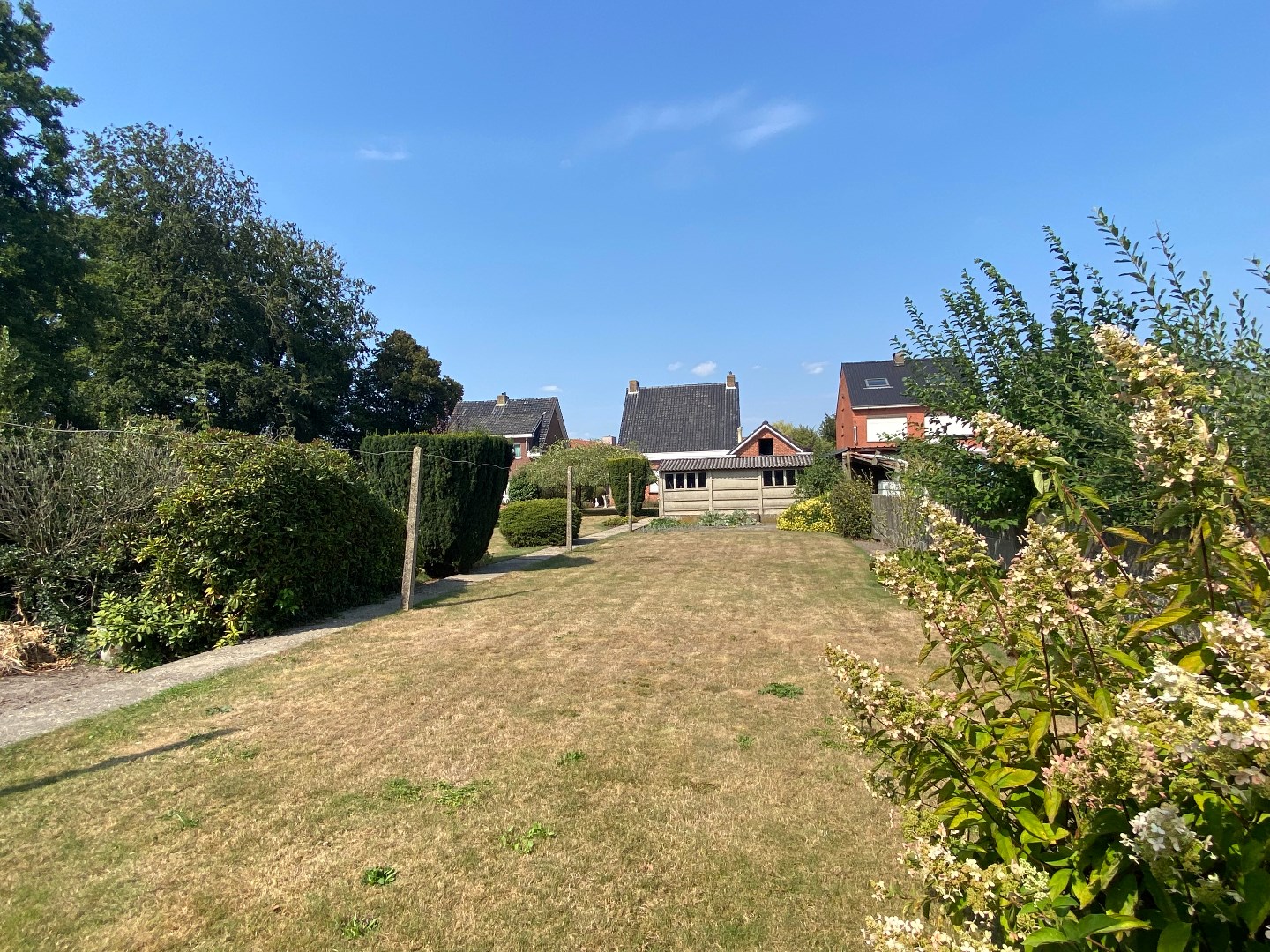 Vrijstaande woning op een perceel van 11 are 55 ca te Geel. 
