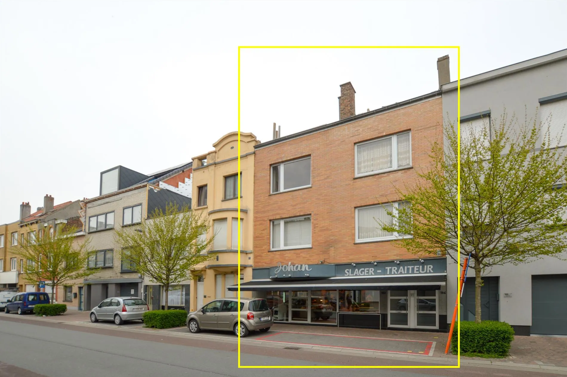 Handelsruimte met woning en appartement te Oostende